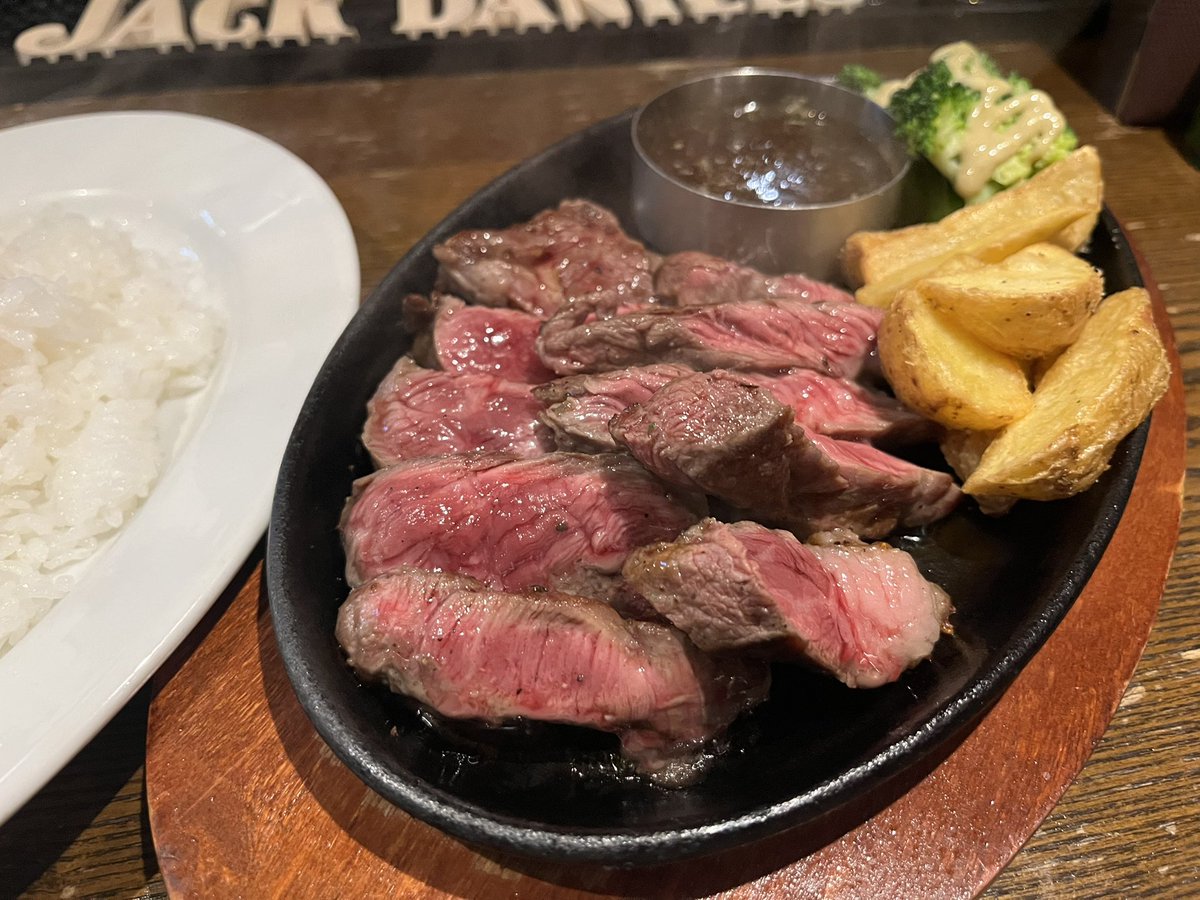 昨日は関内SILVERBACKさんにてLIVEでした🎤
お聴きくださった皆様、スタッフの皆様本当にありがとうございました！
お馴染みのギタリストAtsushiさんとお届けし楽しい時間になりました😊
終わった後は楽しみだったステーキ🥩笑
めちゃくちゃ美味しくて225gペロリでした😋
ご馳走さまでした✨