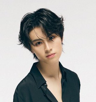 รูปนี้หนักกว่า หน้าน้องเหมือนไฟไม่ถึงเลย หรือ แต่งหน้าไม่เล่นแสงยังไงไม่รู้ ตัวขาวกว่าหน้าอีก  ถ้าปากอ่อนควรเติมแก้มเติมกระให้น้องมีอะไรสักนิดก็ยังดี อันนี้ natural แบบแต่งให้คนที่ขาวสว่างปากชมพูออกมาหน้าเหลืองปากอ่อนกว่าตัวจริง