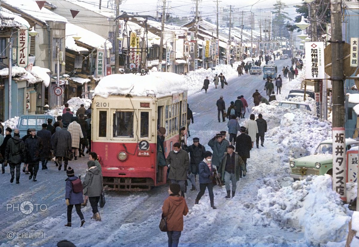 本日の北國新聞夕刊では、連載の他、写真特集「カラーでよみがえる、雪