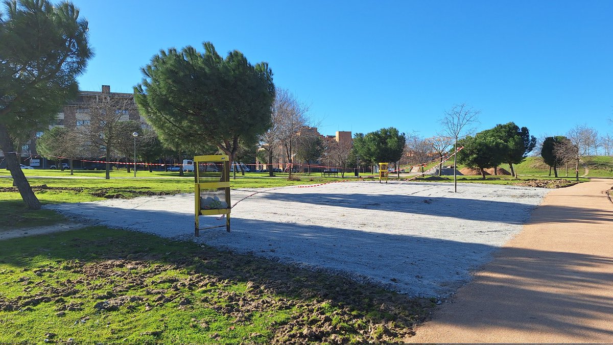 ¿Este es el concepto de "parque" de nuestro alcalde <a href="/AlmeidaPP_/">José Luis Martínez-Almeida</a> y su equipo <a href="/Mtnezparamo/">José A Mtnez Páramo</a> <a href="/bcarabante/">Borja Carabante</a> : quitar espacio verde a cambio de pseudoasfaltado? ¿Por qué insisten en matar a #Montecarmelo? Asfalten nuestras calles, q buena falta hace, y dejen de destrozar nuestro entorno