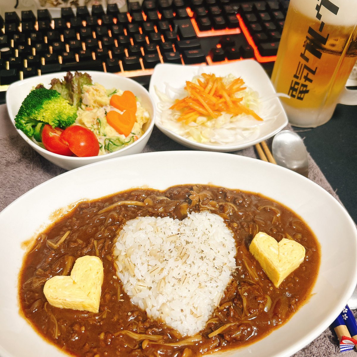chibitaso's tweet photo. *•.𝙷𝚊𝚙𝚙𝚢 𝚅𝚊𝚕𝚎𝚗𝚝𝚒𝚗𝚎🫶 ̖́-

ポテトサラダは作ってくれました👏
ひき肉のハヤシライスと
あまいたまご焼き💛

 #ちびねこごはん https://t.co/wYZ50RTEJe