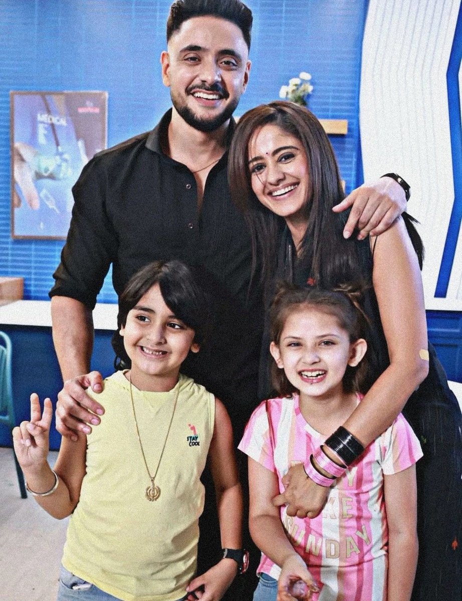 I LOVE THIS FRAME 😭❤️

#AyeshaSingh #AdnanKhan #Mannat #ManVik