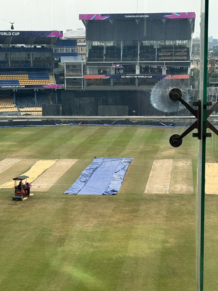 The 22 Yards! 

Beneath the blue cover lies the pitch that will appear bit whitish than the other ones!

#IndvsPak #ICCT20WORLDCUP