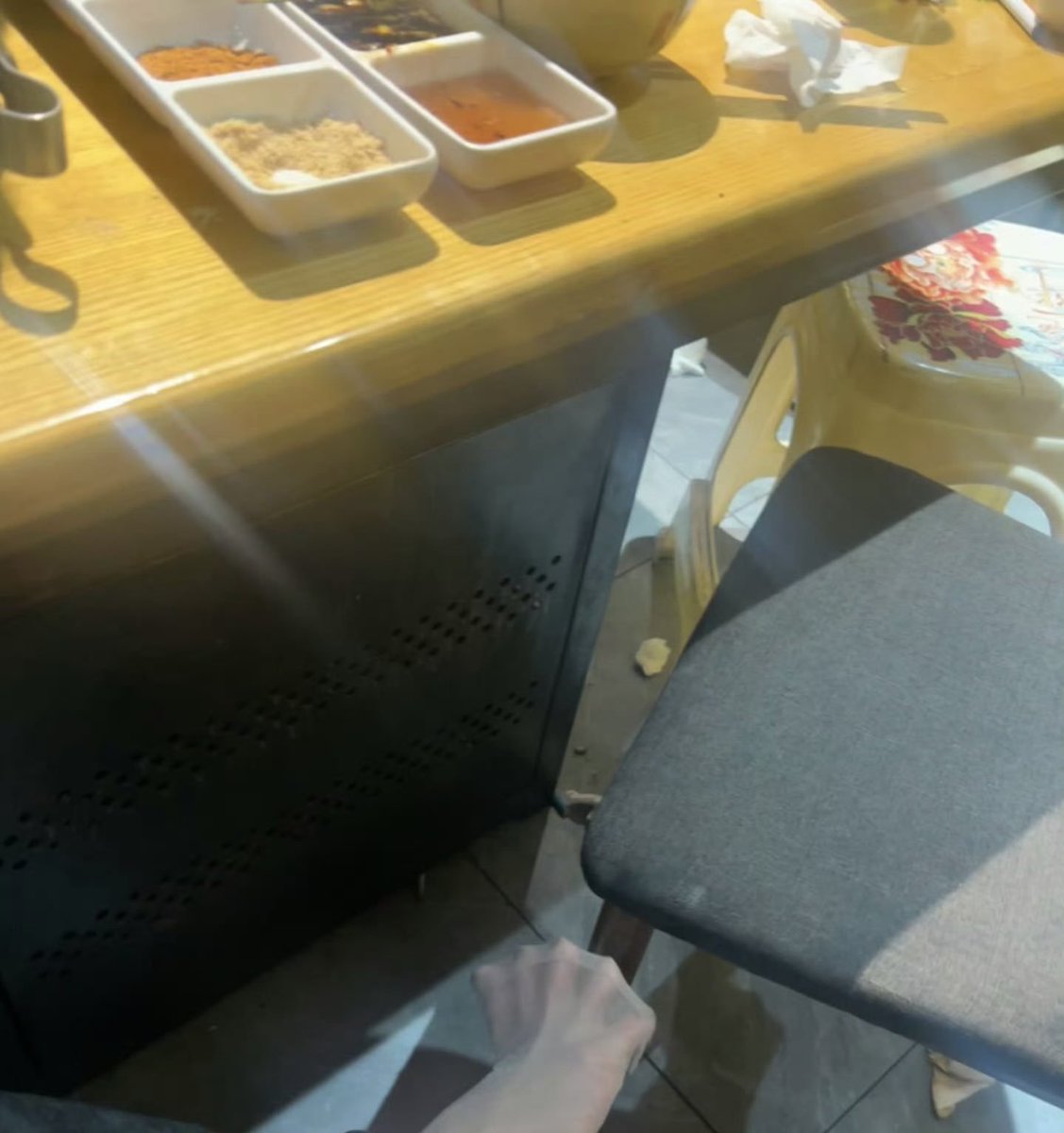 NTamzit's tweet photo. 每次吃烤肉吃火锅都会特意换上一身耐脏的衣服裤子，就连袜子都要找旧袜子穿🤭🤭 https://t.co/0PiYVhPKy1
