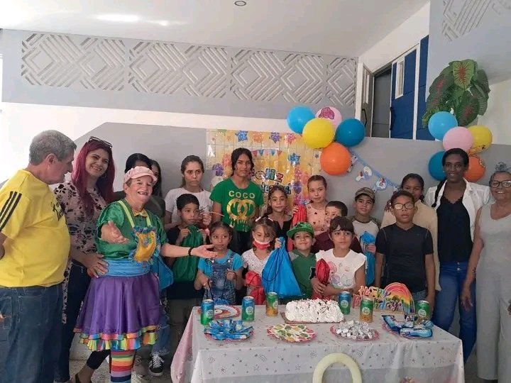 LeidysMary86224's tweet photo. En la capital provincial, se celebra el #DiaMundialdelaLuchaContralCancer Infantil,gracias a todos los actores economicos #PilarBarbacoa, #JuanK Barbacoa,#TropicalesJW, #Sami Helado, #AlaMartinez y los trabajadores por cuenta propia que colaboraron para esta linda actividad. https://t.co/vAwxWRkhKO