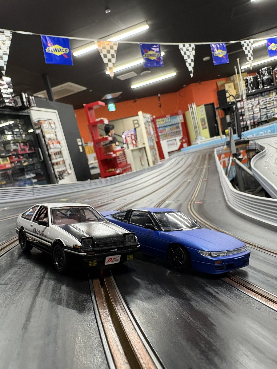 Garage Asanoya at <a href="/Hunaudierescars/">ユノディエール</a> 
Toyota AE86 TRUENO and Nissan Sileighty
#slotcar #頭文字D #スロットカー #AE86 #sileighty