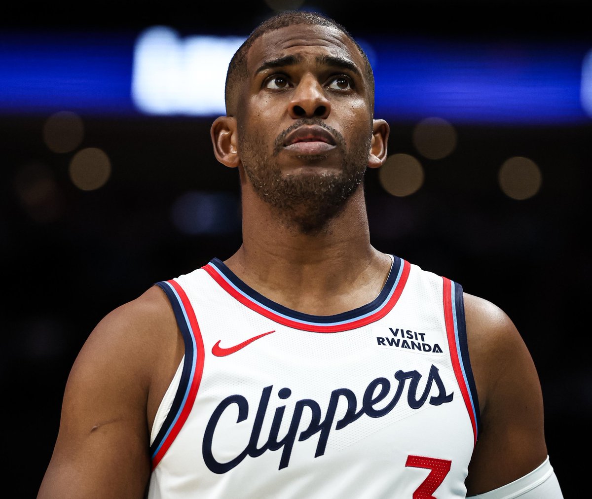 parallelecinico's tweet photo. È molto complicato essere oggettivi quando si parla di Chris Paul.
Per 21 stagioni ha illuminato la pallacanestro andando in direzione ostinata e contraria.
Quella direzione tanto cara al nostro poeta De Andrè, che celebrava le voci fuori dal coro, gli emarginati, gli esclusi: e si schierava dalla loro parte, invitandoci a fare lo stesso.
E da un poeta delle parole e della musica, ad un poeta della pallacanestro, Chris Paul ha annunciato l'addio al basket da emarginato ed escluso: senza che nessuno gli offrisse un ultimo, meritato, ballo. Dimenticato un po' da tutti.
Per 21 stagioni, nel mezzo di una rivoluzione del gioco e dei ruoli, è stato l'ultimo baluardo del ruolo del playmaker.
Ha incantato con le sue mani da pittore, ha meravigliato con la sua visione cestistica, ha estasiato con la sua intelligenza.

Secondo per numero di assist e numero di palle rubate nella storia, uno dei due giocatori in grado di chiudere una partita con 20 punti 20 assist e 0 palle perse, 2 Ori olimpici, capace di segnare 61 punti per ricordare il nonno assassinato a 61 anni, sbagliando apposta l'ultimo libero perchè l'obiettivo era unicamente quel 61, innamorato dell'Italia a tal punto che nel 2020, nel silenzio generale, ha fatto una ingente donazione agli ospedali del nostro Paese in piena emergenza sanitaria.

Gli è mancato l'anello.
O forse, gli hanno impedito di vincerlo quando nel 2011, con una manovra che farà discutere fino al 2400, venne bloccato il suo passaggio ai Lakers di Kobe.

Se n'è andato annunciando il suo addio ieri, quasi in silenzio, uscendo dalla porta di servizio.
Noi però lo celebriamo come si fa con i più grandi.
Come si fa con quei pochi atleti in grado di trasformare uno sport in magia.

Buona vita Chris.