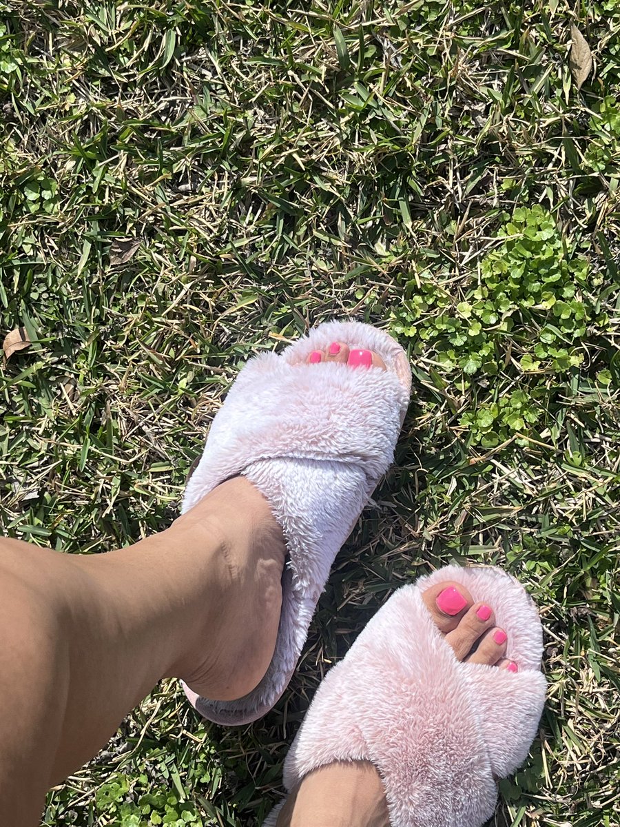 Before I go to sleep here are my today Friday feet before the new pedicure. I’m
Never outside.

#outside #slippers #soles