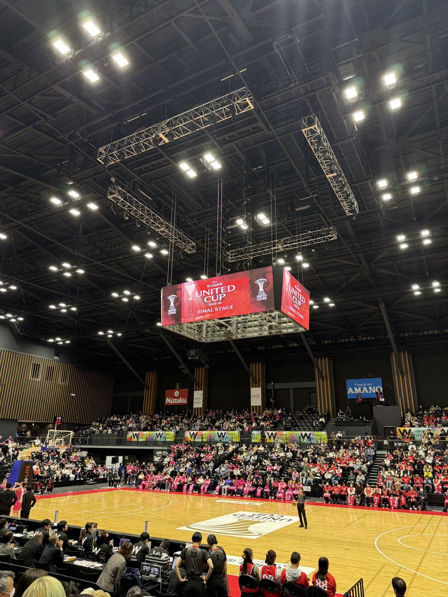 ninomiya_seika's tweet photo. ユナイテッドカップ2025-2026準決勝の現地観戦に行ってきました⛹️‍♀️💨

久々の現地、現地じゃなかったらわからなかったこともあの熱量も緊迫感も全部全部感じられてよかったです。
歴史に残る0秒台の死闘も、1ポゼッションの大切さも、誰がどこで決めたかがどう影響してくるのかも、現地じゃなかったらわからなかったことだなと。

シャンソンvsデンソーは最後が印象に残りがちだけど、シャンソンの��ィフェンスをデンソーが攻略し始めたタイミングが見えた時が個人的には面白くて、そこからゾーンだったりでシャンソンがディフェンスに変化をつけてきた時のデンソーの対応の仕方とかの変化も面白かった！でもこれをなんとなく感じられるようになったのは去年ダブドリさんの取材同行させていただけるタイミングがあったからこそなので、現地での観戦を重ねることの意味を改めて感じた🙂‍↕️

#Wリーグユナイテッドカップ  #Wリーグ