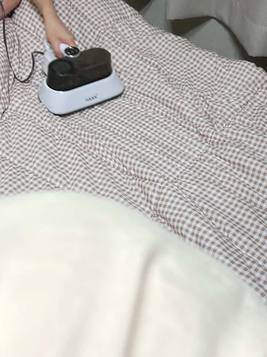 #뇽이후기 <a href="/HAAN_official_/">한경희생활과학</a> 
 
한때 유행했던 한경희 침구청소기 오랜만에 돌렸더니 먼지 이만큼 나옴…⭐️
이불 3개(덮는거 두 개, 까는거 하나),러그 하나 했더니 나온 양 어마무시하다
넘 놀라서 후기로 쪄옴!!!!!

다들 이불빨래 자주 못 하면 침구청소기 하나 사요!!!ㅜㅜ 비싸긴 하지만 값져요