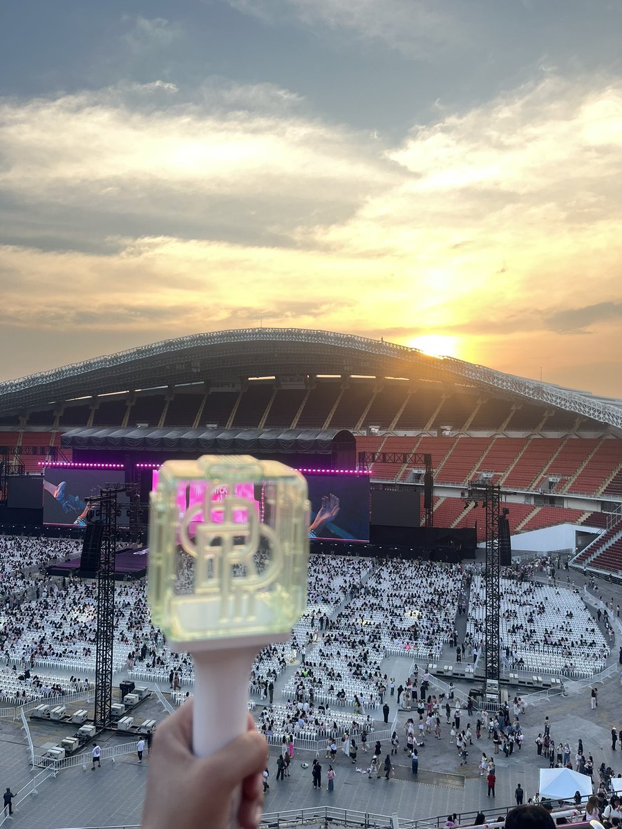 Sunset สวยมากทุกคน!!!!
วันนี้ฝนไม่ตกแน่นอนค่ะ
คอนจอใหญ่โอเคเลย
#SMTOWN_LIVE_BANGKOK #SMTOWNinBANGKOK #SMTOWNLIVE2025_26_BANGKOK