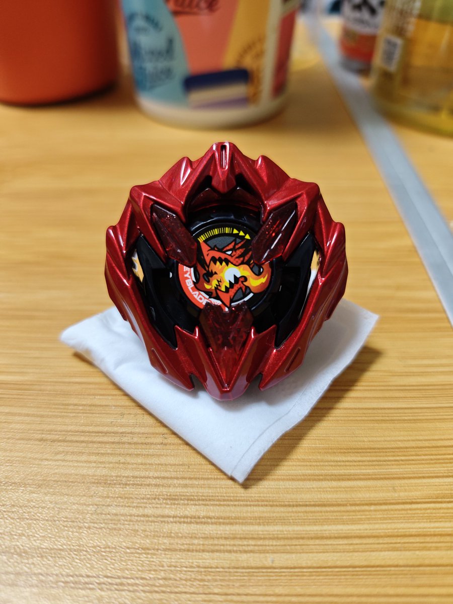 fiveknot's tweet image. 初のベイブレードXお祭りランダムブースター！
1個買えたので開封したらドランバスターレッドコーティング2-80Qでした！
めっちゃカッコいいけどクエイクビットは上級者向けすぎるだろ！