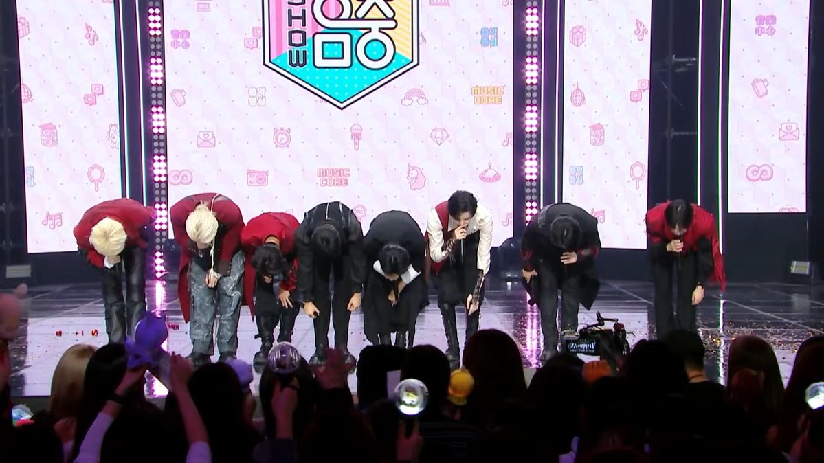 mars_moji0403's tweet image. 아직도 90도로 인사하는거 귀하다