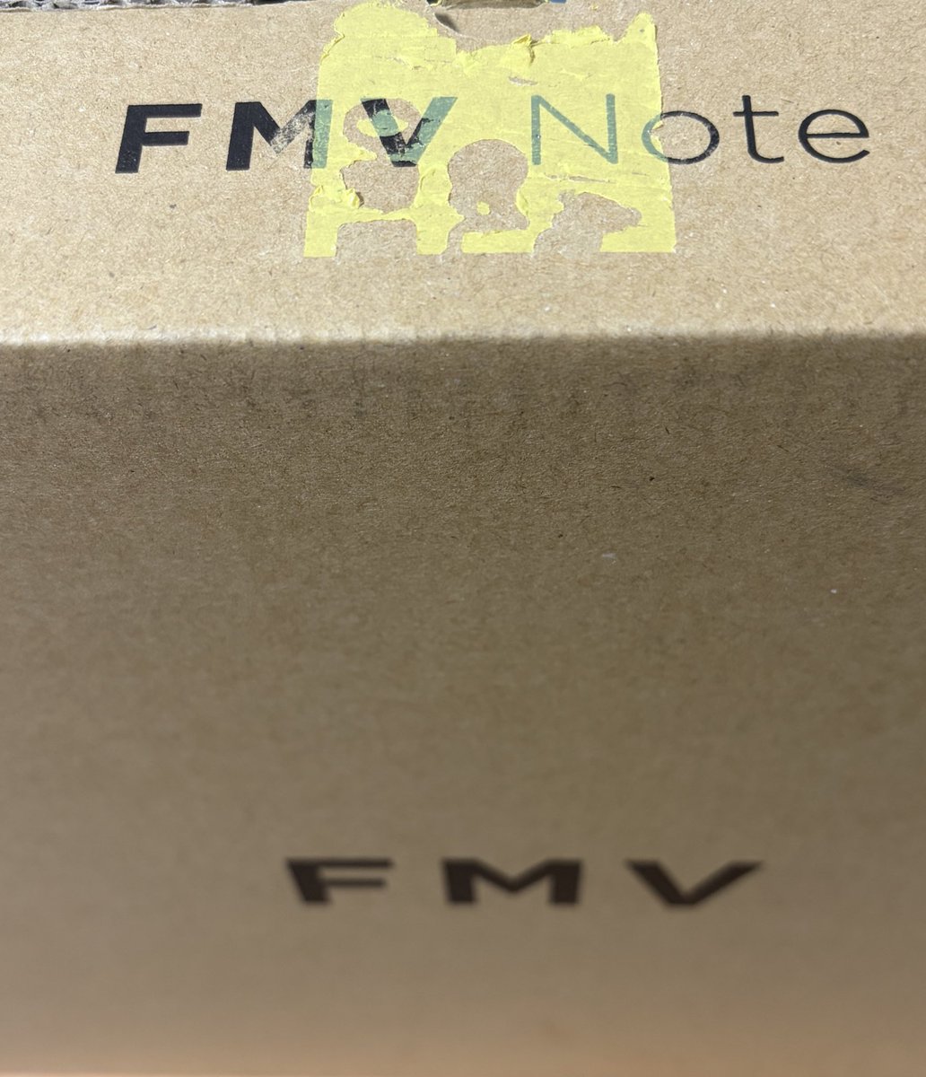 頼んでたノートPC（FMV）キター！で開封の儀w
まずは軽い！とても軽い！
けど筐体の作りはしっかりしてる。
あとキーボードは良い！打ちやすい！そこはやはり富士通ですな。散々迷ったけどこっちでよかったw
#FMV推し
#FMV
#パソコン