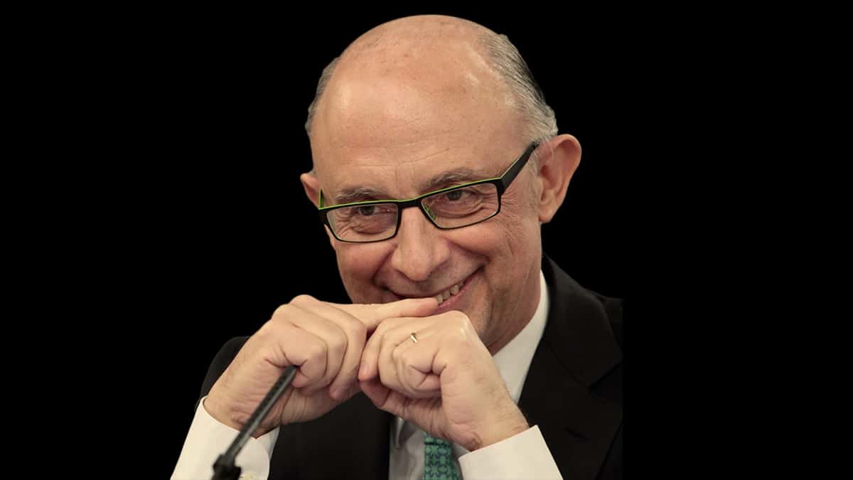 El exministro Cristóbal Montoro del PP está imputado por liderar la mayor trama corrupta de la historia en España usando la Hacienda pública para traficar con leyes y favores fiscales a cambio de todo tipo de comisiones y mordidas de empresas del gas.