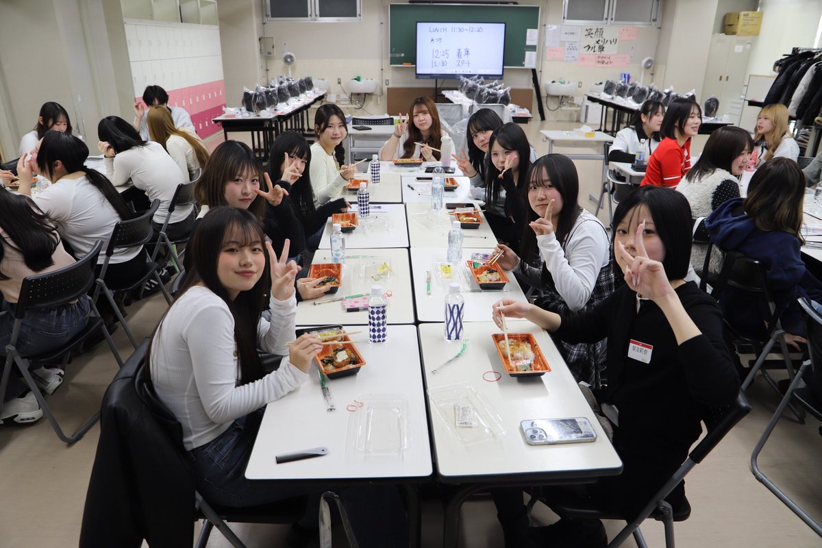 TSBS_1's tweet photo. プレスクール🏫🌈

2026度入学の皆さんとプレスクールを実施しました✨

皆んな初対面で緊張していたけどすぐに仲良くなっていました😆

初めてのカットやメイクなど実習も行いました！
入学式でまた会えるのが楽しみ🌸

#東京総合美容専門学校
#新入生
#美容専門学校 https://t.co/q2aFE8ruxe