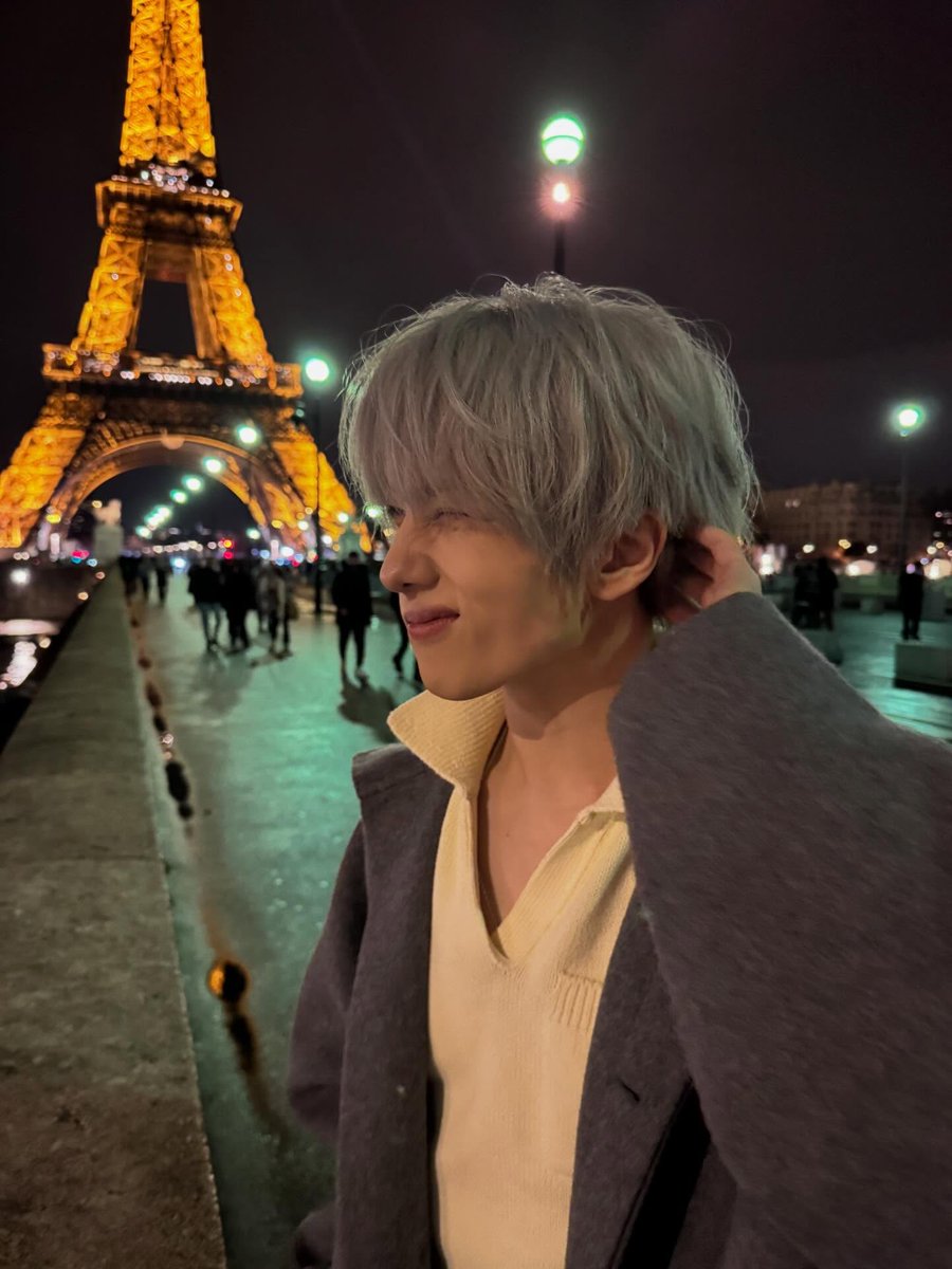 Paris nights just feel different. The lights, the air, everything feels a little quieter, a little softer. I found myself standing there for a while without really thinking about anything. Just taking it in, enjoying the moment as it is.