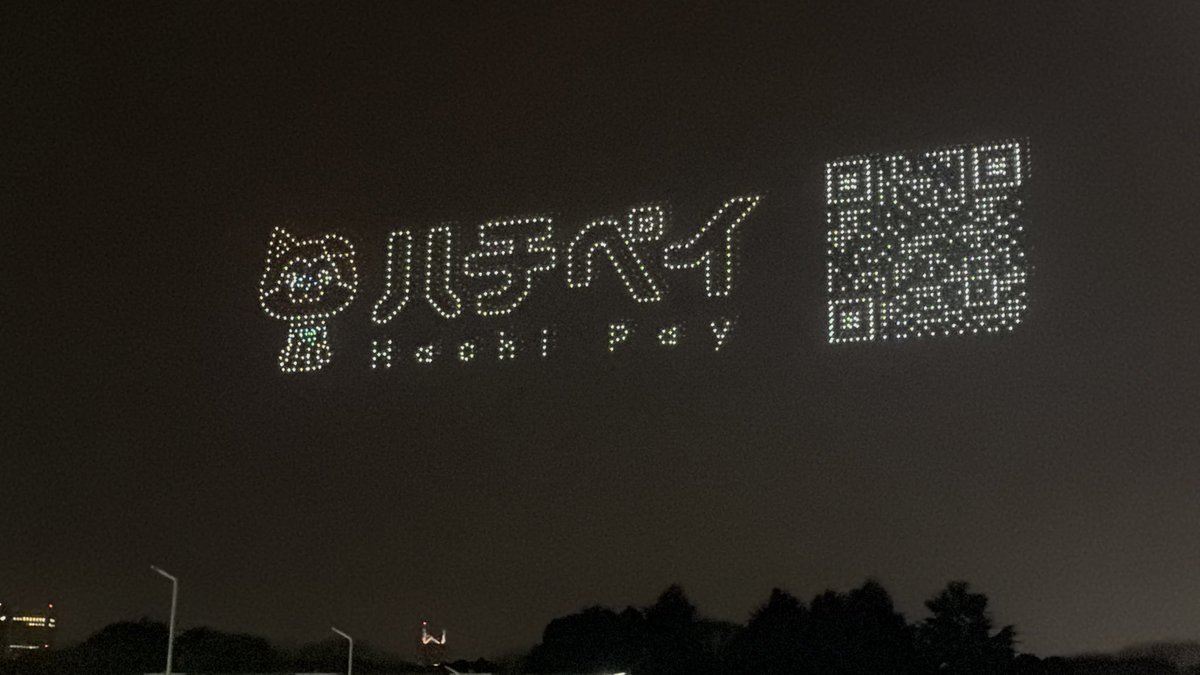 夜空に浮かぶハチペイ