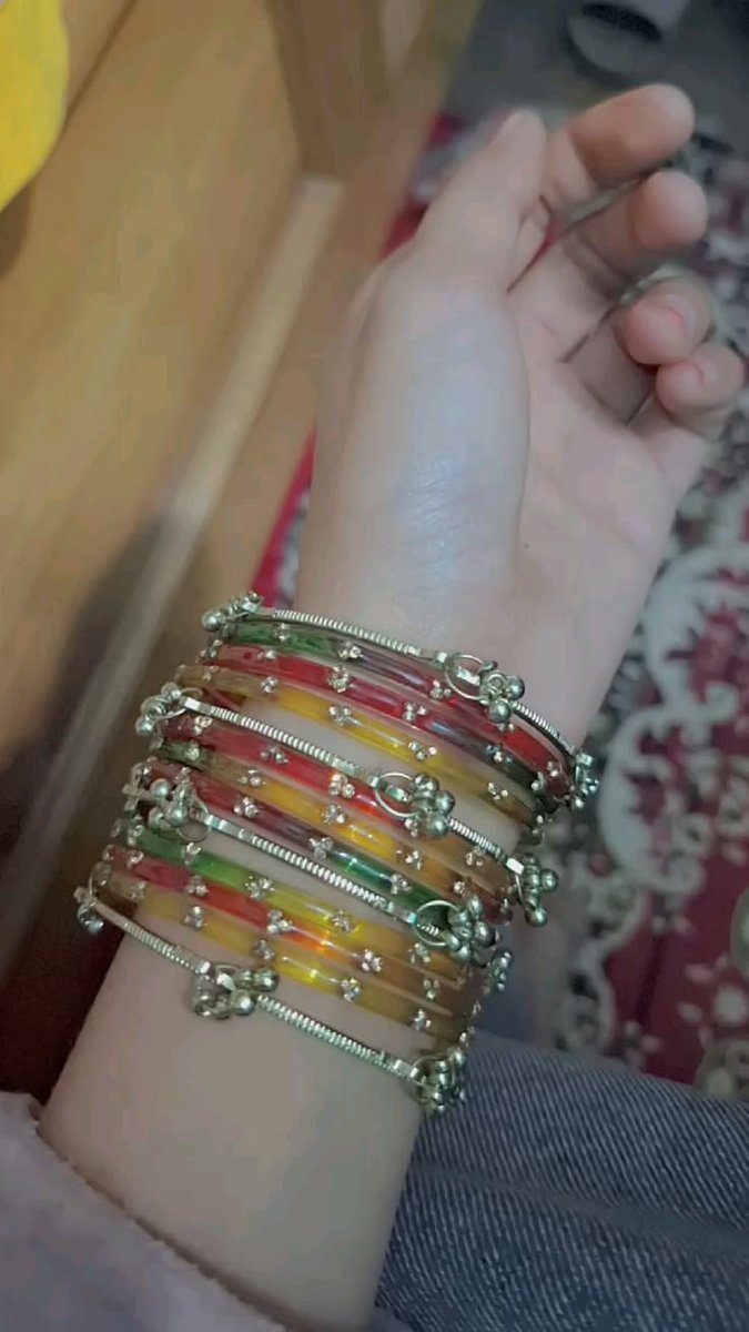 ये चूडिय़ां आज कल बहुत वायरल हो रहीं है 
ये देखने में इतनी खूबसूरत और मल्टीकलर में है, शायद यही इसके प्रसिद्ध होने की वजह है 😇

तो मैं भी ले ली,  कैसी लग रहीं मेरे हाथ में ??
😍😍