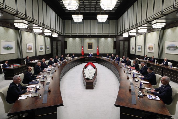 Bugünkü kabinede 

İstanbul İl Sağlık Müdürü, Sağlık Bakanı

Karayolları Genel Müdürü, Ulaştırma Bakanı

Genelkurmay Başkanı, Milli Savunma Bakanı 

İstanbul Cumhuriyet Başsavcısı, 
Adalet Bakanı

Erzurum Valisi, İçişleri Bakanı

MİT Başkanı, Dışişleri Bakanı

Albayrak CEO’su,