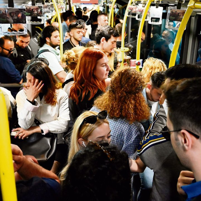 Almanya ile Türkiye arasında asgari ücret ve ulaşım maliyetlerindeki fark dikkat çekti.

▬ Ulaşım abonman → Almanya: 63 euro | İstanbul: 63 euro
▬ Asgari ücret → Almanya: 2.343 euro | Türkiye: 541 euro