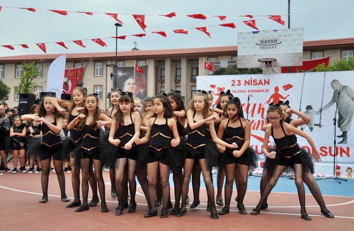 #epstinefiles pedofili çete ifşa oldu
1949 yılında fulbright anlaşmasıyla Türk eğitim sistemi ABD'ye verildi,ABD ise israilin kontrolünde
23 nisanda bu çocukları böyle giyindirenlerin bu pedofili çeteyle bağlantısı olduğunu düşünüyorum
bu çocukların hepsi hayattamı <a href="/EmniyetGM/">Türk Polis Teşkilatı</a> ?