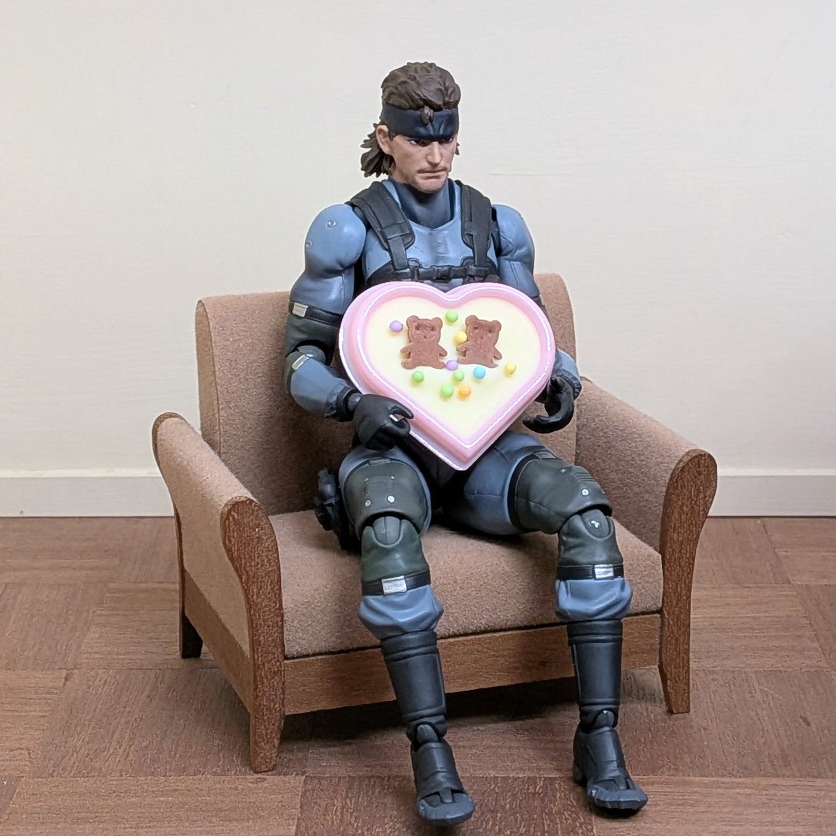 cocoanomimono's tweet photo. figmaスネークにもバレンタインチョコレートあげた！ https://t.co/I7Zybk12FQ