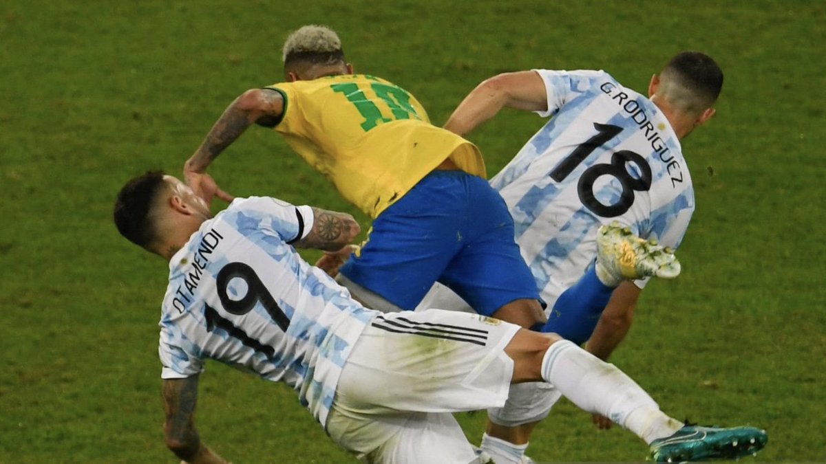 “Please someone stop him or he'll go straight into the net”

-Emiliano Martínez.