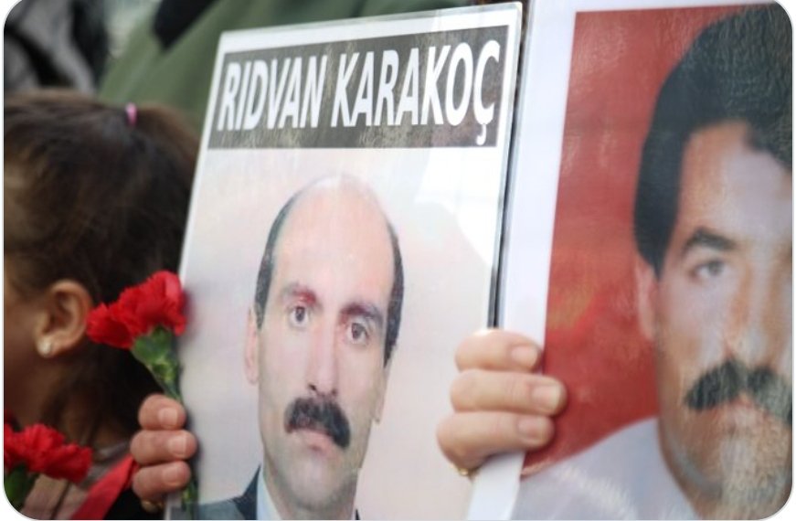 Yıl 1994 
Rıdvan Karakoç gözaltına alınıyor.
Ailesi günlerce soruyor ediyor 
Tek cevap yok.
Haftalar sonra kimsesiler mezarlığnda gömülü deniyor..
İskencede öldürülüp ailesi bilindiği halde haber verilmiyor!
Yıl 2026
Sorumlu mu?
Tabii ki yok!!
#CumartesiAnneleri1090Hafta