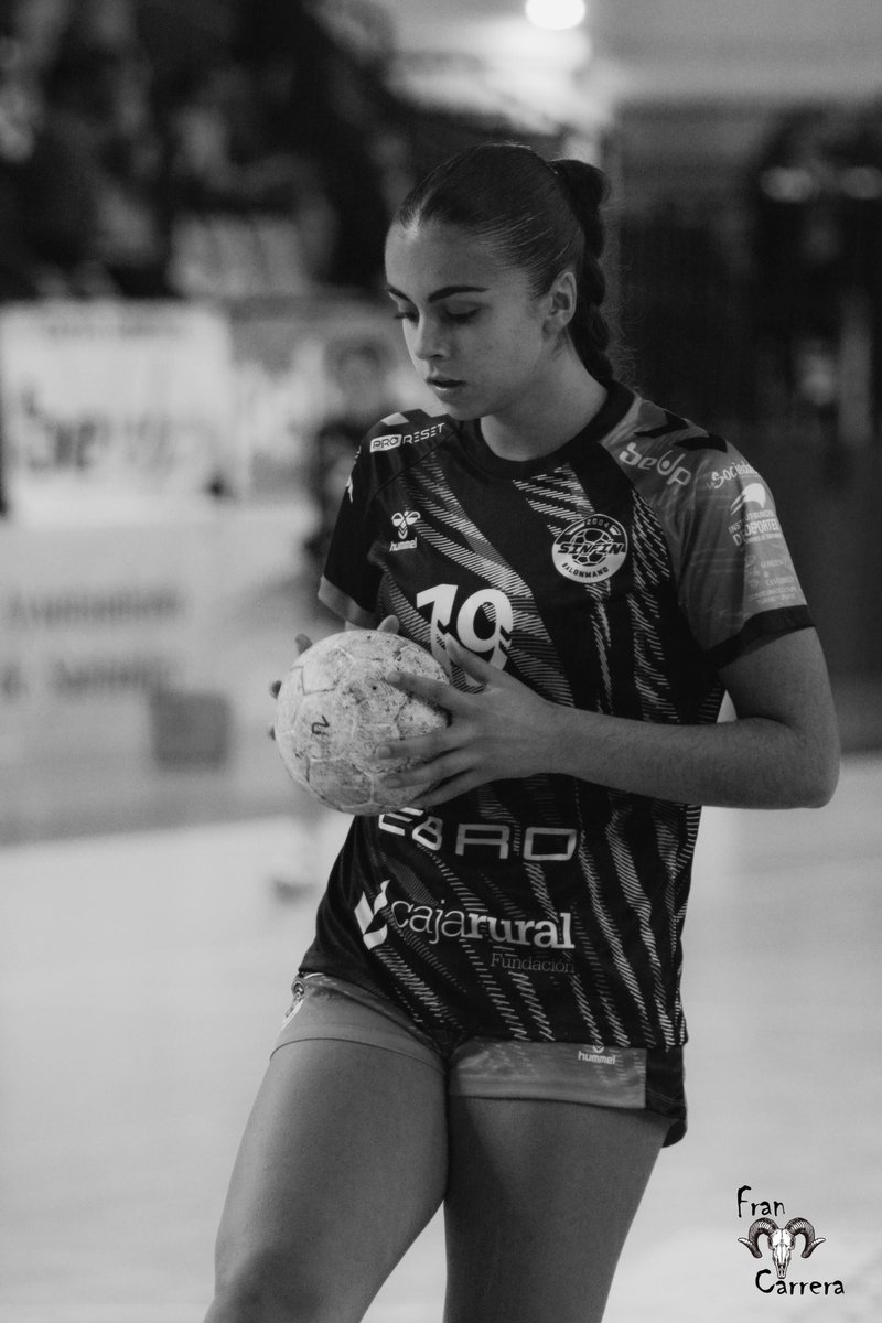 🙌🏽 𝗣𝗮𝘂𝗹𝗮 𝗦𝗮𝗻𝘁𝗼𝘀 𝗰𝗼𝗻𝘃𝗼𝗰𝗮𝗰𝗮𝗱𝗮 𝗰𝗼𝗻 𝗹𝗮 𝗦𝗲𝗹𝗲𝗰𝗰𝗶𝗼𝗻 𝗝𝘂𝘃𝗲𝗻𝗶𝗹 𝗙𝗲𝗺𝗲𝗻𝗶𝗻𝗮 <a href="/RFEBalonmano/">RFEBalonmano</a> 

Esto es todo un orgullo para nuestro club, Paula se unirá a las #GuerrerasJuveniles para un doble amistoso frente a Eslovaquia 

⚫️🔵 #JuntasPorUnSueño