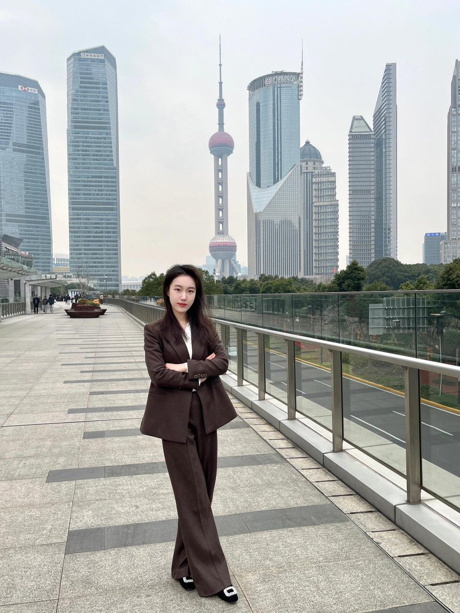 409  干娘帮我投稿✨
98年，沪漂金融人。
西装一穿，气场直接拉满🤵
朋友说今天格外飒，
那就用照片留住崭新的28岁。
再坚持两天班，准备迎接新年～
只是今年一个人在上海，
有没有人一起陪我过个热热闹闹的年？ ☀️ ☀️☀️