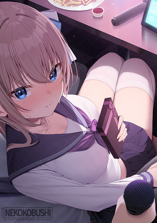 neko9240's tweet photo. 急に間に座ってチョコを渡してきた彼女。 https://t.co/VzRvRnSuSo