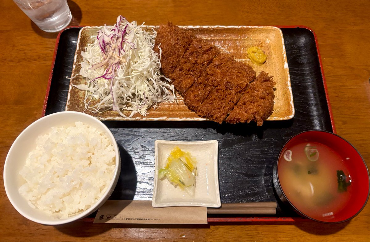 8条通24丁目、定食・喫茶 まるいち亭さんでとんかつ定食¥1330🥩
メニューは全体的に揚げ物中心ですが、煮込みハンバーグや生姜焼きなどもあり、お値段はどれも¥1000前後とリーズナブルです🍚✨
写真だと伝わりにくいかもですが、ロースかつがすごく大きくて、コスパの良いお店だと感じました☺️
