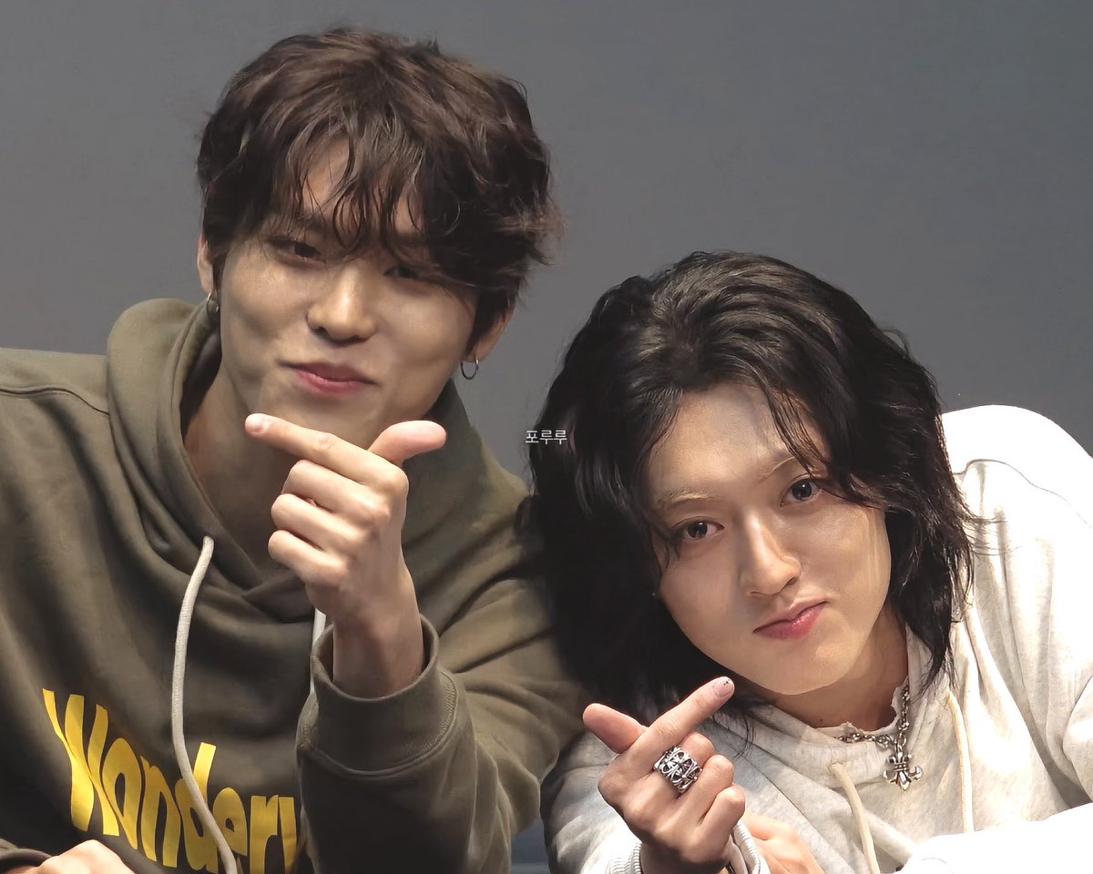 Ini tuh finger heart(?) sekte mana? Kenapa mereka suka bgt pose gini 😂