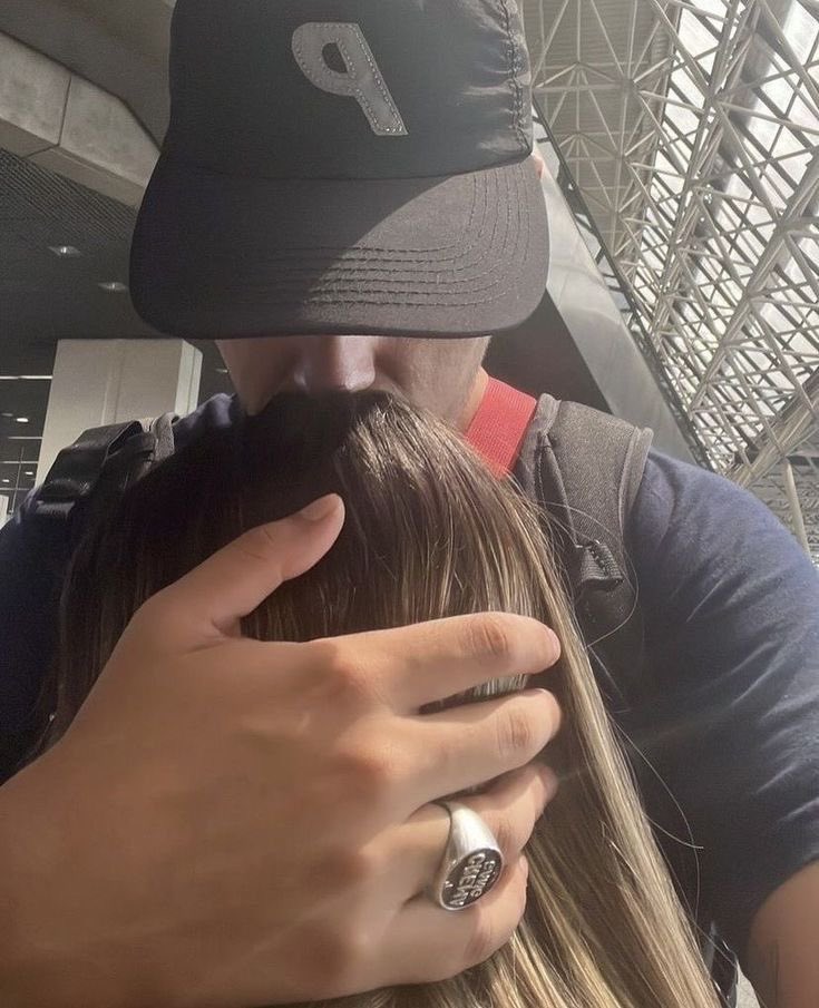 jvmeshunter's tweet photo. buon san valentino alla detective ficcanaso che mi ha cambiato la vita.
non hai idea di quanto io sia fortunato ad averti vicina ogni giorno june, ti devo tutto. https://t.co/H6dxVEGBhe