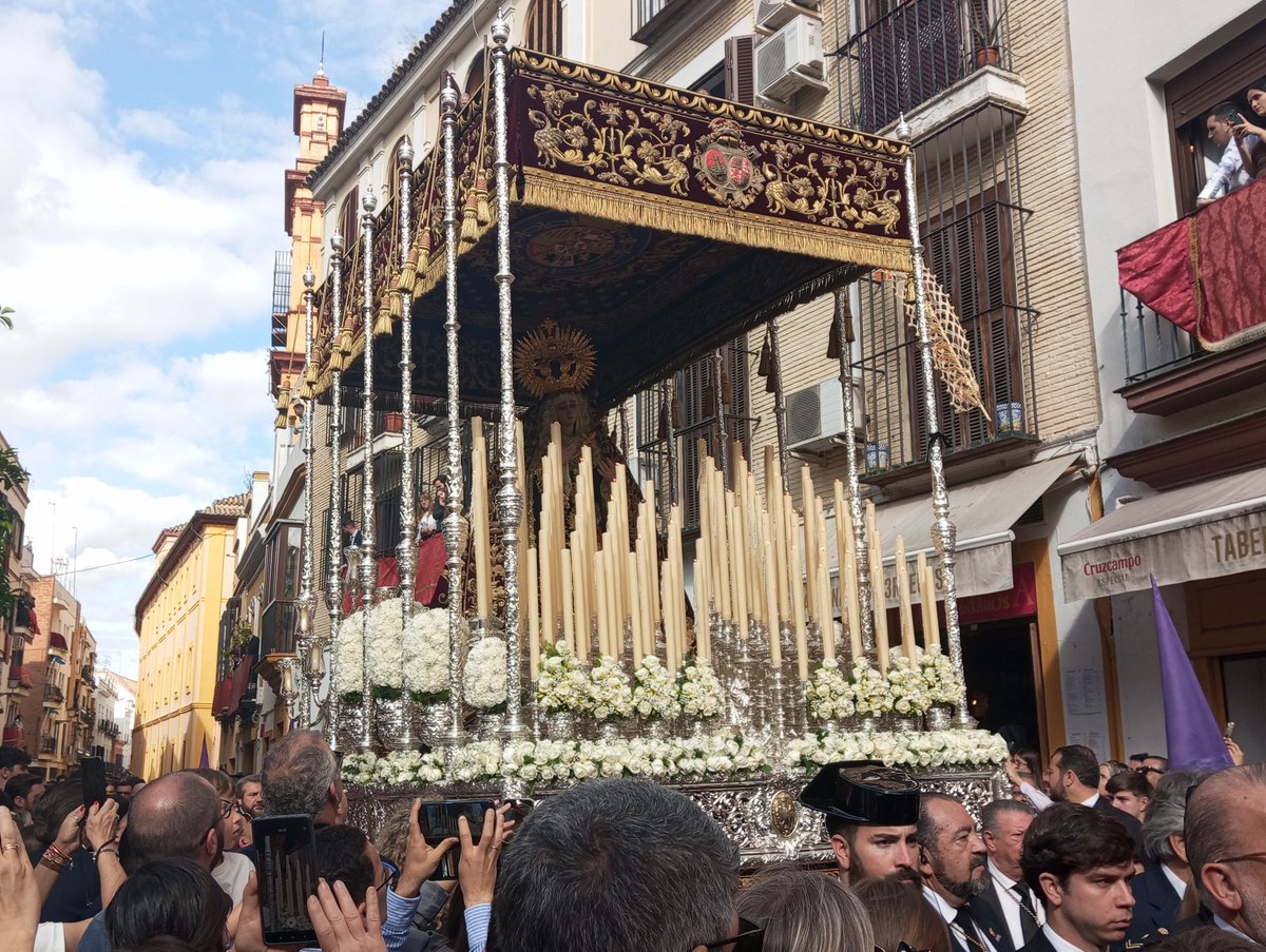 スペイン・セビリアの『勝利の聖母』
この聖母像は17世紀（1611年から1628年頃）に制作されたと言われており、セビリアの聖週間（セマナ・サンタ）において、非常に重要な役割を果たす像の一つです。

出典：Photo by José Luis Filpo Cabana / CC BY-SA 4.0