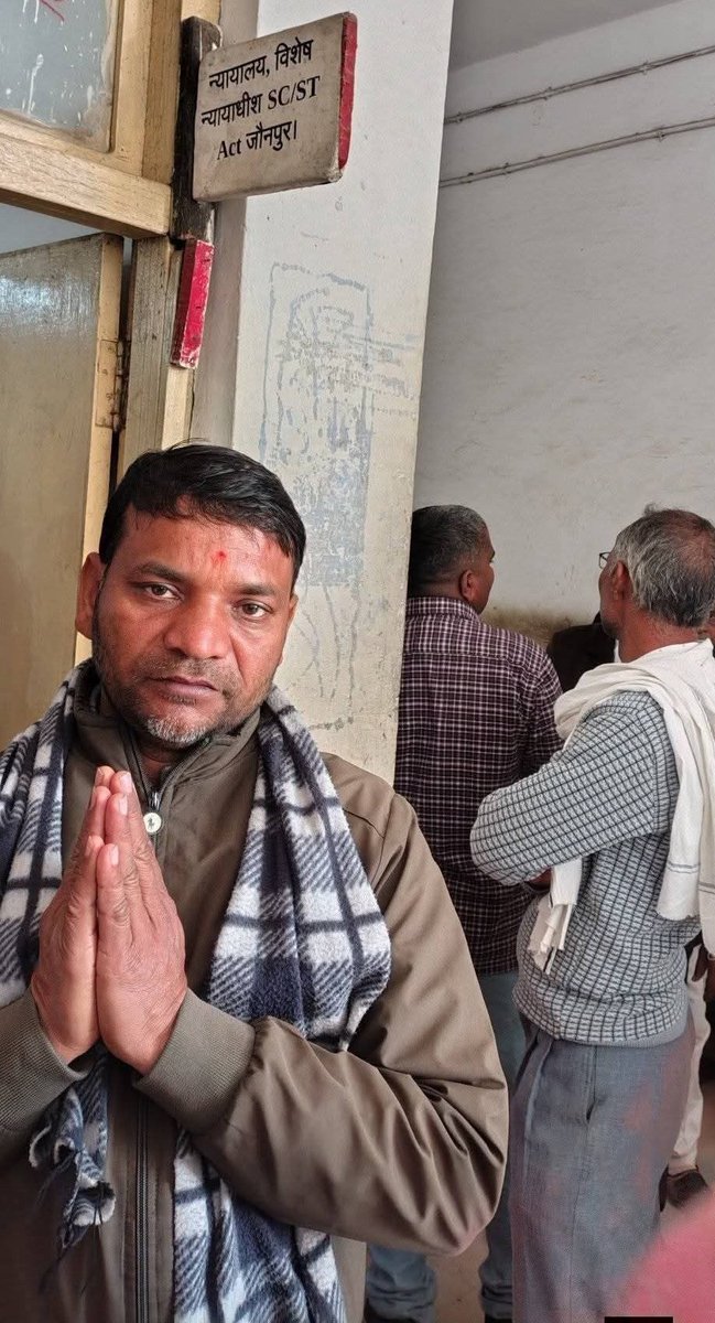 ये हैं भारतीय क्रिकेटर रिंकू सिंह की होने वाली पत्नी और पूर्व सांसद तूफानी सरोज की बेटी सांसद प्रिया सरोज !

अगर आप इनका विरोध करेंगे तो इनकी तरफ से आपके ऊपर SC ST एक्ट में मुकदमा करा दिया जाएगा !

दूसरी तस्वीर में दिख रहे शख्स का नाम सुरेंद्र हैं, इन्होंने सोशल मीडिया पर इनके