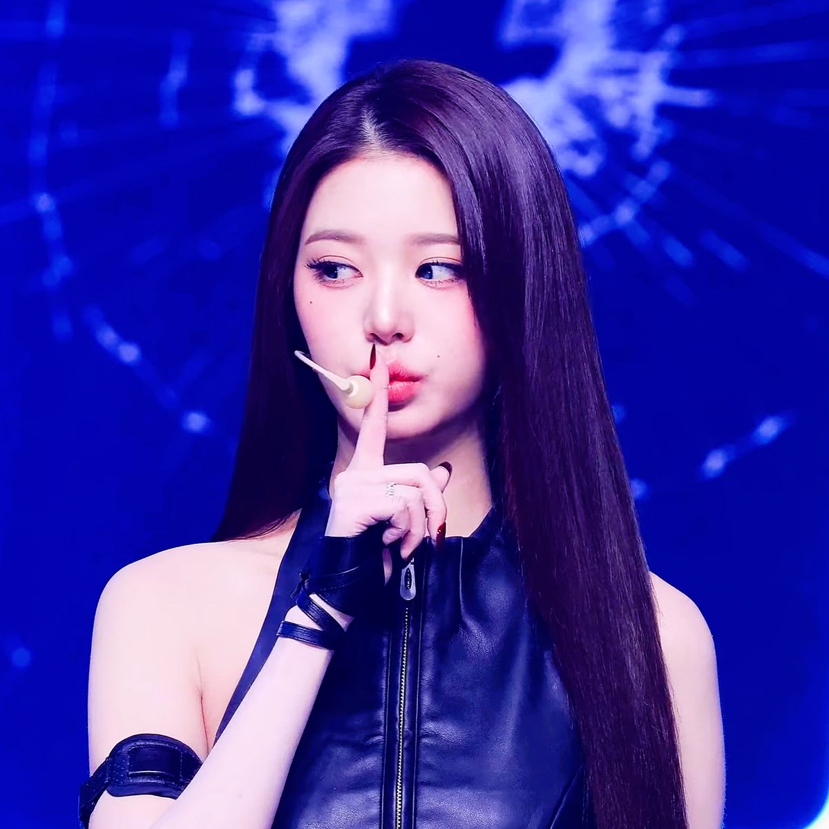 마이크랑 입술사이 조정하는거 언제봐도 귀여워죽겟음