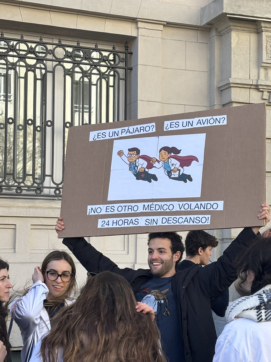 🤔¿Es un pájaro? ¿Es un avión?

¡No, es otro médico volando!