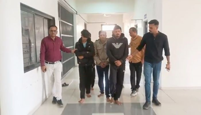tv13gujarati's tweet photo. બોટાદમાં શેરબજારના નામે લાખોની ઠગાઈ, બોટાદ પોલીસે ડમી સીમકાર્ડ અને મોબાઈલ જપ્ત કર્યા
https://t.co/plKBWCThrY
#BotadPolice #StockMarketScam #CyberCrime #GujaratNews #tv13gujarati https://t.co/FrgFwupwRB