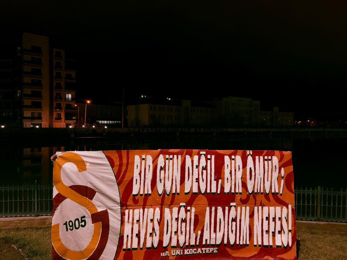 Bir gün değil, bir ömür.
Heves değil, aldığım nefes.

Sevgi bir güne sığmaz.
Biz bu arma için yıllardır dimdik buradayız.

#ultrAslanUNI