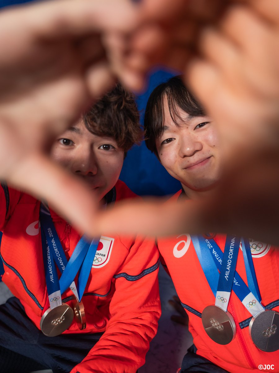 TeamJapan's tweet image. 𝑯𝒂𝒑𝒑𝒚 𝑽𝒂𝒍𝒆𝒏𝒕𝒊𝒏𝒆'𝒔 𝑫𝒂𝒚🍫

フィギュアスケート
鍵山優真 選手　佐藤駿 選手
イタリアから日本の皆さんへ🫰

@skatingjapan
#MilanoCortina2026 
#TEAMJAPAN #ともに一歩踏み出す勇気を