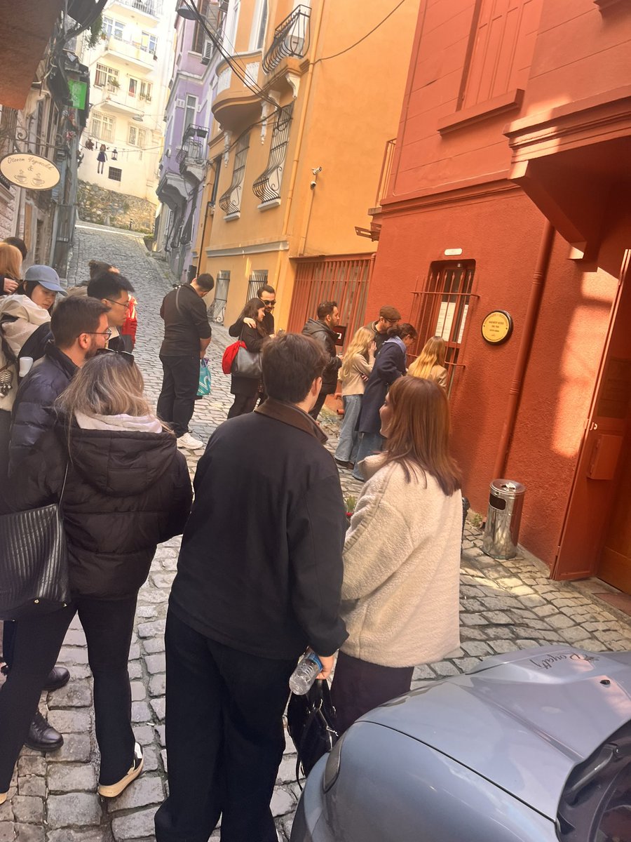 Genelde çok az kişinin ziyaret ettiğini gözlemlediğim masumiyet müzesi, diziden sonra pek ilgi görmeye başlamış..