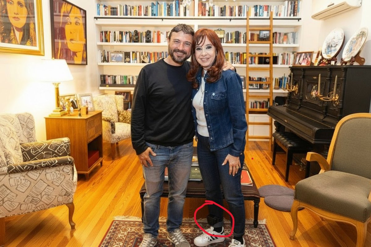 La Justicia le negó a Cristina Chorra Kirchner quitarse la tobillera, entre otras exigencias. Había solicitado quitarse la tobillera, poder pasear por la terraza de su departamento y poder irse de vacaciones a Río Gallegos por este fin de semana largo.