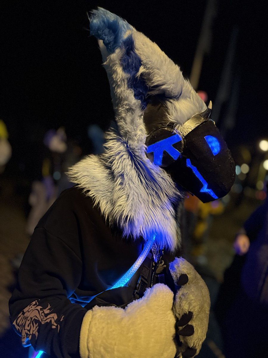 KuraiOwO's tweet photo. Proot at nighttt owo
Pic by @The_FurFur
#furry #protogen #furrygermany #fursuit #Fursuiting https://t.co/m522hnHW7O