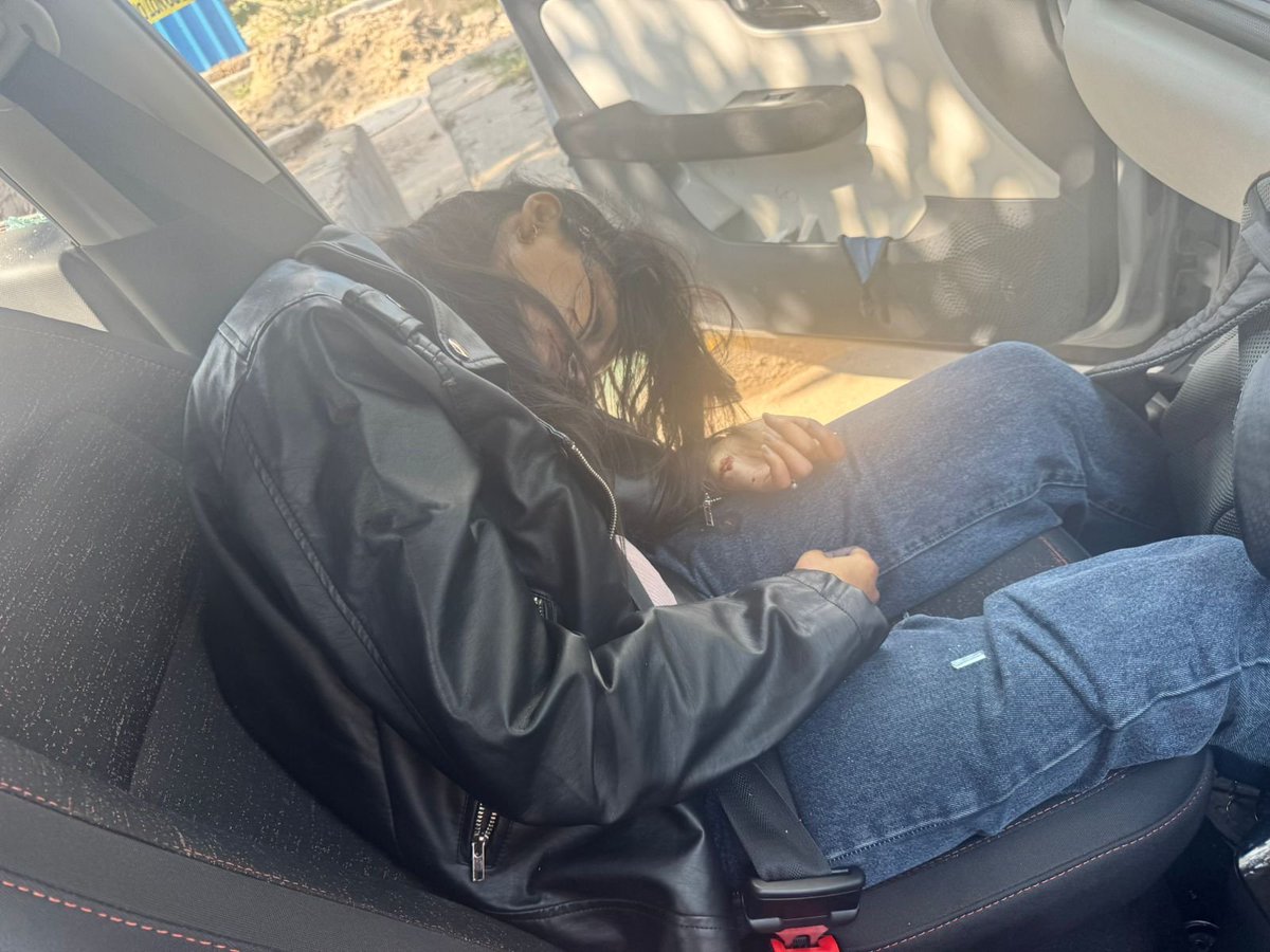 आज वैलेंटाइन डे पर नोएडा में प्रेमी सुमित ने पहले प्रेमिका रेखा को गोली मारी, फिर खुद को गोली मारकर आत्महत्या कर ली।

मृतकों की पहचान 32 वर्षीय सुमित और 26 वर्षीय रेखा के रूप में हुई है।

दोनों के शव एक सफेद टाटा अल्ट्रोज कार में खून से लथपथ मिले।

कार अंदर से लॉक थी और सुमित के