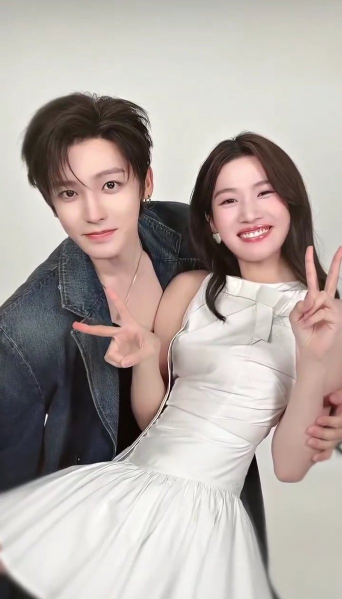 itiswhaitis_'s tweet image. It's love day ♥️

#LoveInTheClouds #HouMinghao #LuYuxiao