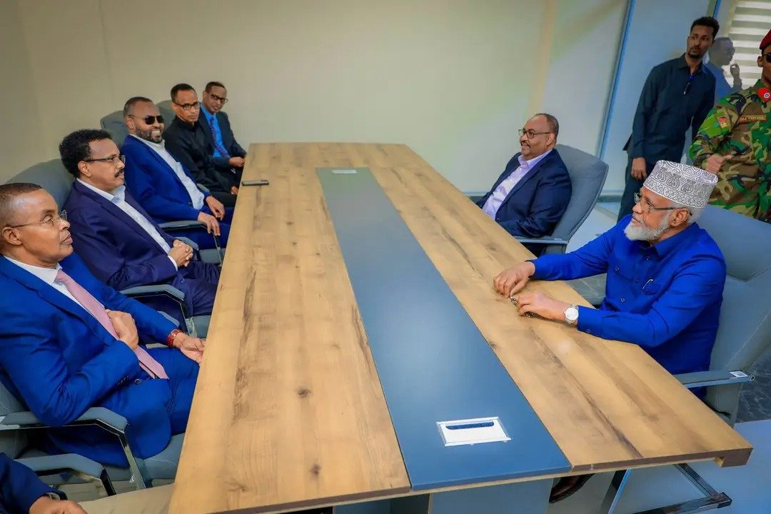 HBudhcad's tweet photo. Siyaasada Soomaalida waa tu aanba laga baasin. Farmaajo ayaa maanta Deni iyo Axmed Madoobe horfadhiya. Hadhow bay ku odhanayaan " Siyaasadu dano joogta ah bay leedahay ee saaxiibo joogto ah ma laha" War yaa tacabkaanu gelinay Nabad iyo Nolol nooga soo celiya! https://t.co/jSqpp56y2P
