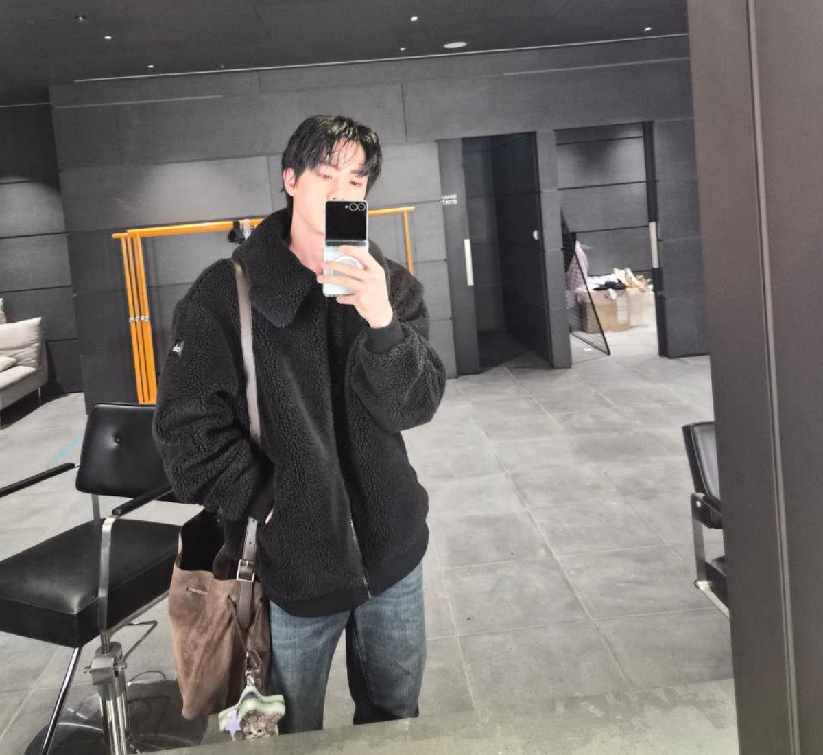 JIN ON WEVERSE !!! 

🐹 : off work~