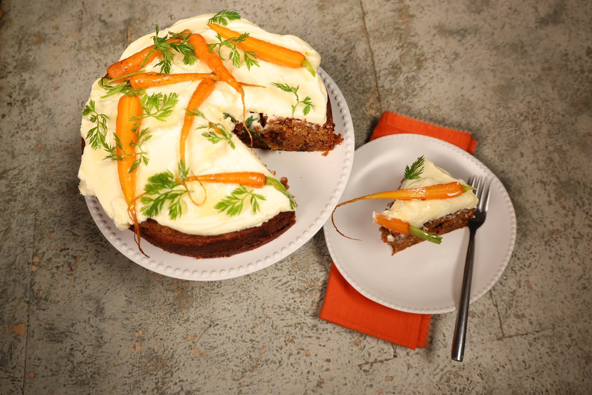 Carrot Cake is a perma fave! Packed with freshly grated carrots, brown sugar, warm cinnamon, ginger and mixed spice, plus juicy sultanas for sweetness. Top with cream cheese frosting and finish with glossy candied baby carrots 👉 jamesmartinchef.co.uk/recipes/carrot…